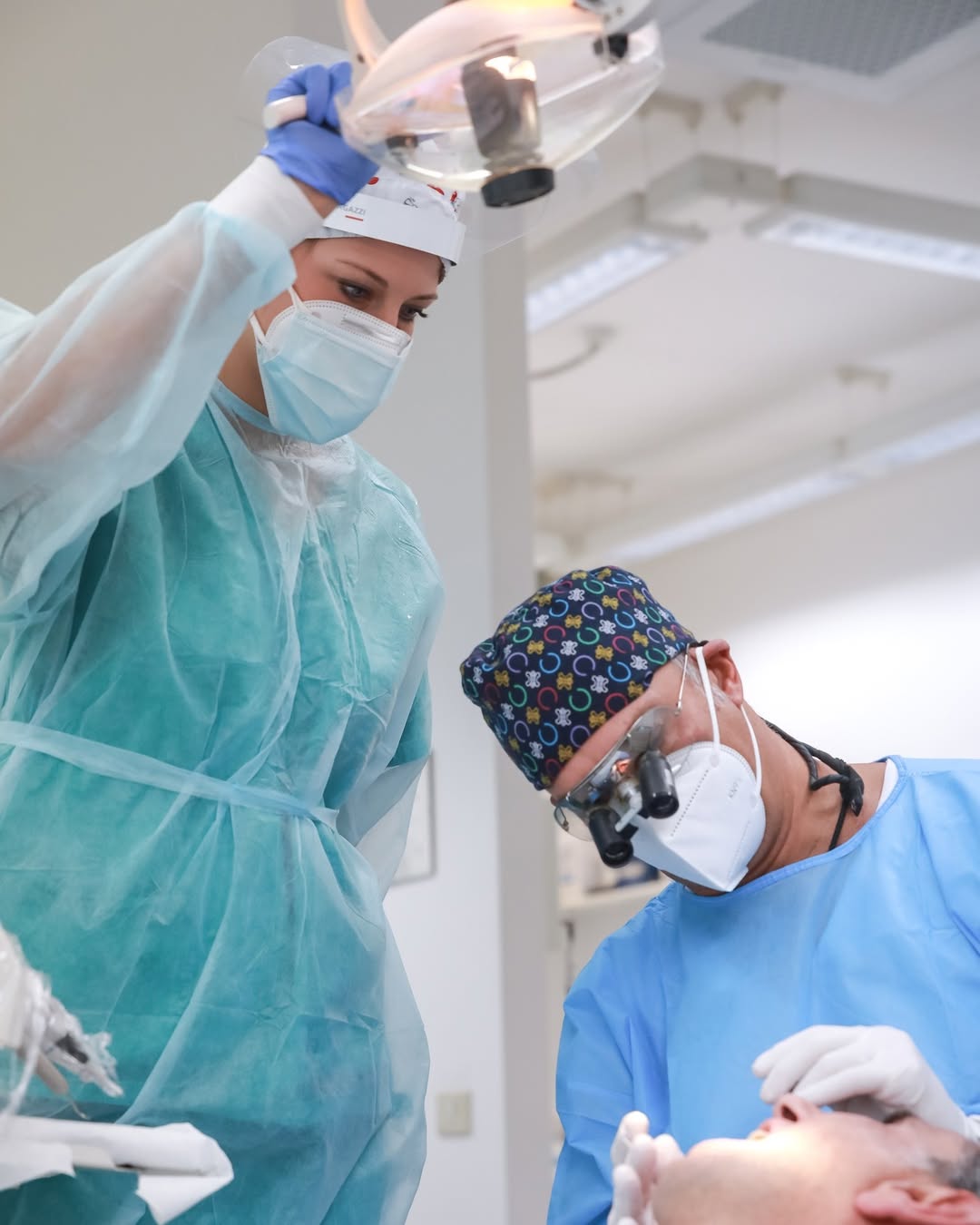 Equipe odontoiatrica durante una procedura clinica