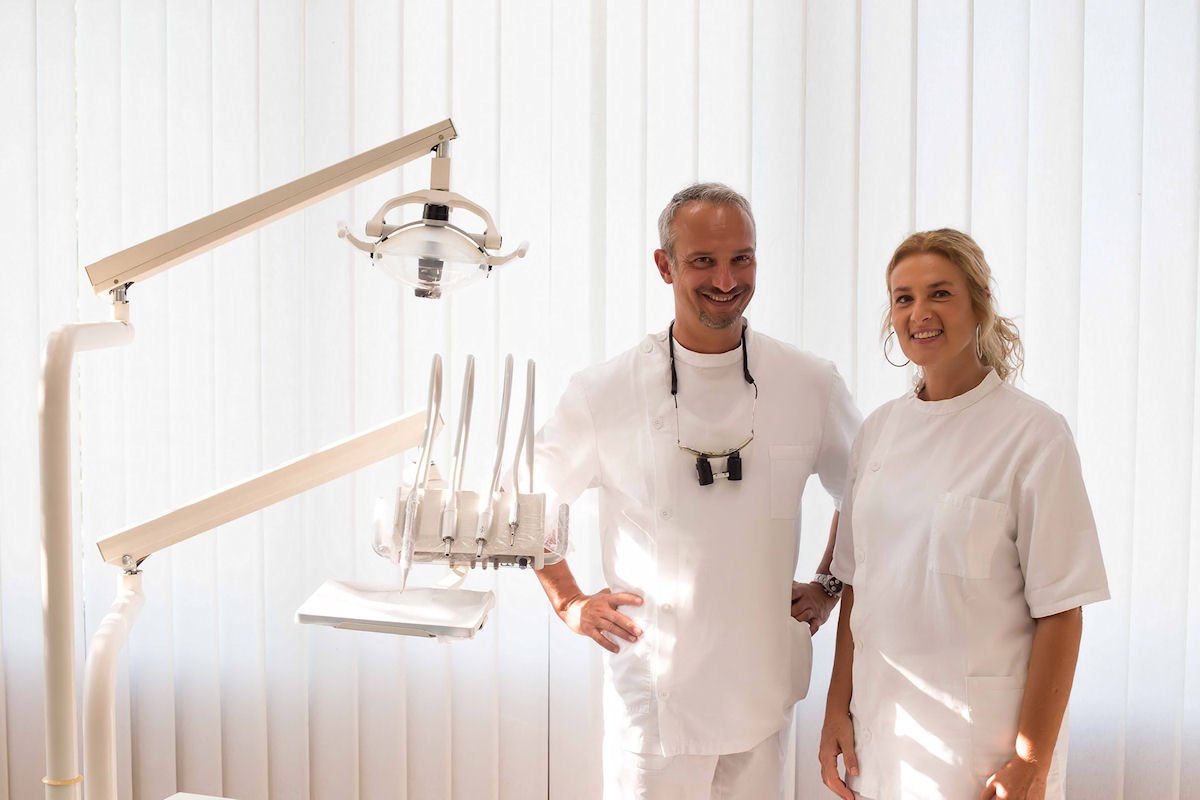 I dottori Federzoni e Granata nello studio dentistico