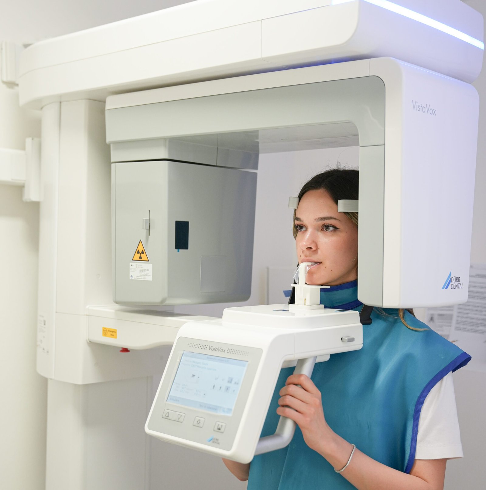 Paziente durante un esame radiografico TAC Cone Beam nello studio